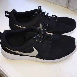 Black and White Nike Roshe